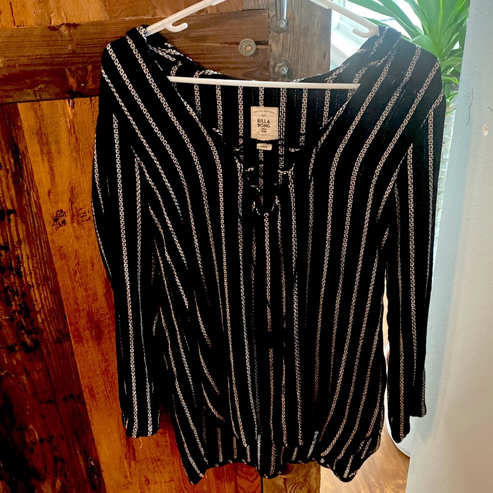 Billibong size Small long sleeved light weight with hoodie.  Never been worn.